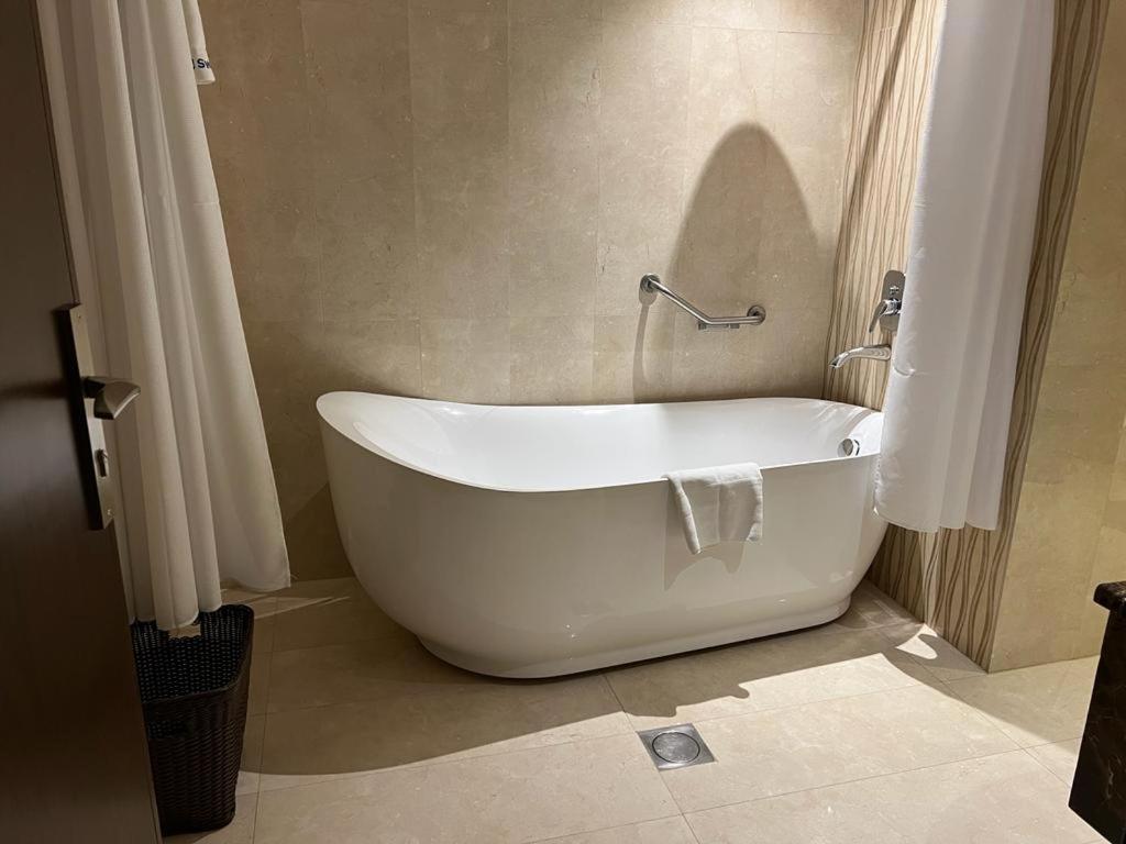 Swiss In Tabuk Hotel Kültér fotó